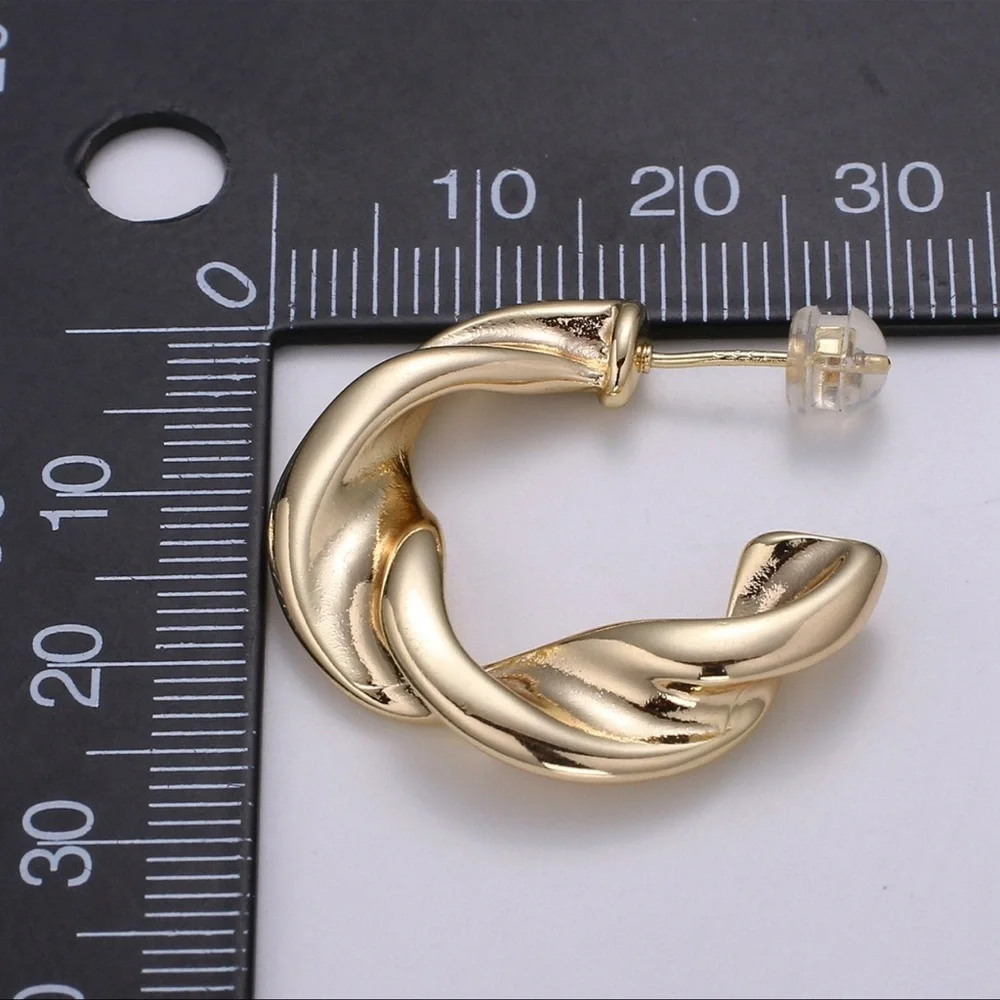 Twisted Design 18K Gold Stud Earrings